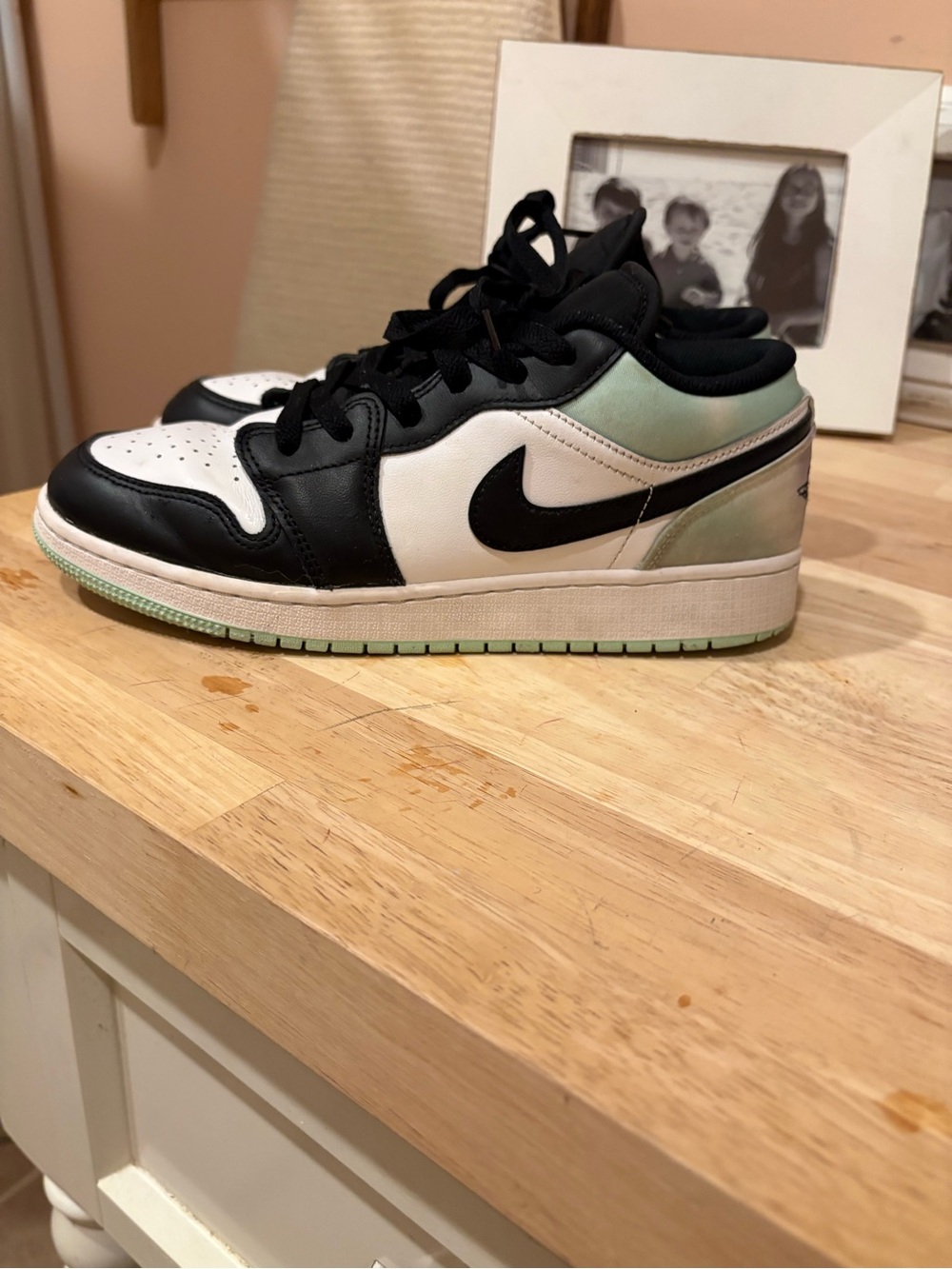 Nike Kids Low-Top Sneakers in Black, White & Mint Green